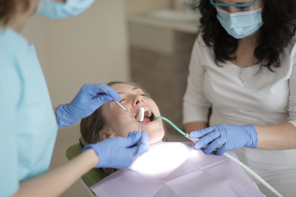 Diş hekiminin hastaya diş tedavisi uygulaması